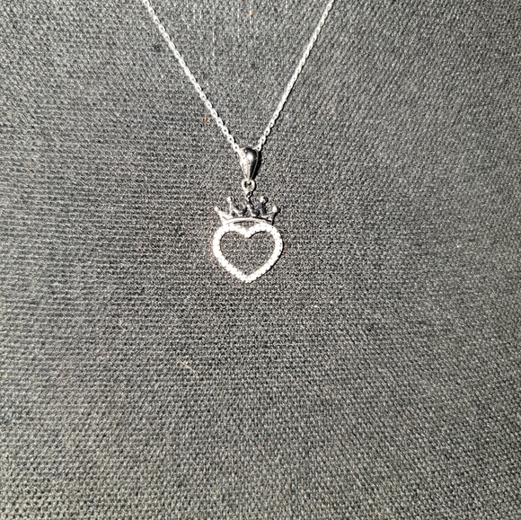 Elegant Silver Heart Pendant Necklace - Picture 1 of 3